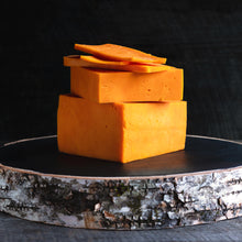 Charger l'image dans la galerie, Fromage CHEDDAR RÉFRIGÉRER - Bloc 2kg - Fromagerie Roy
