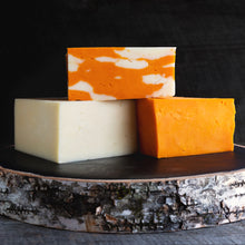 Charger l'image dans la galerie, Fromage CHEDDAR RÉFRIGÉRER - Bloc 2kg - Fromagerie Roy
